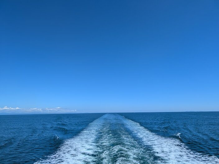 水平線に航跡がのこる快晴の空